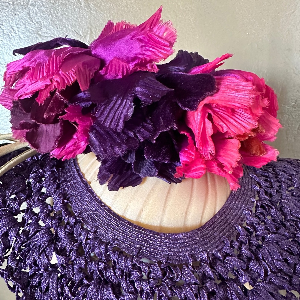FABULOUS 1940s' PURPLE FEDORA/ "CROCHETED" BRIM + FABRIC FLOWERS & MATCHING VEIL - Picture 8 of 14